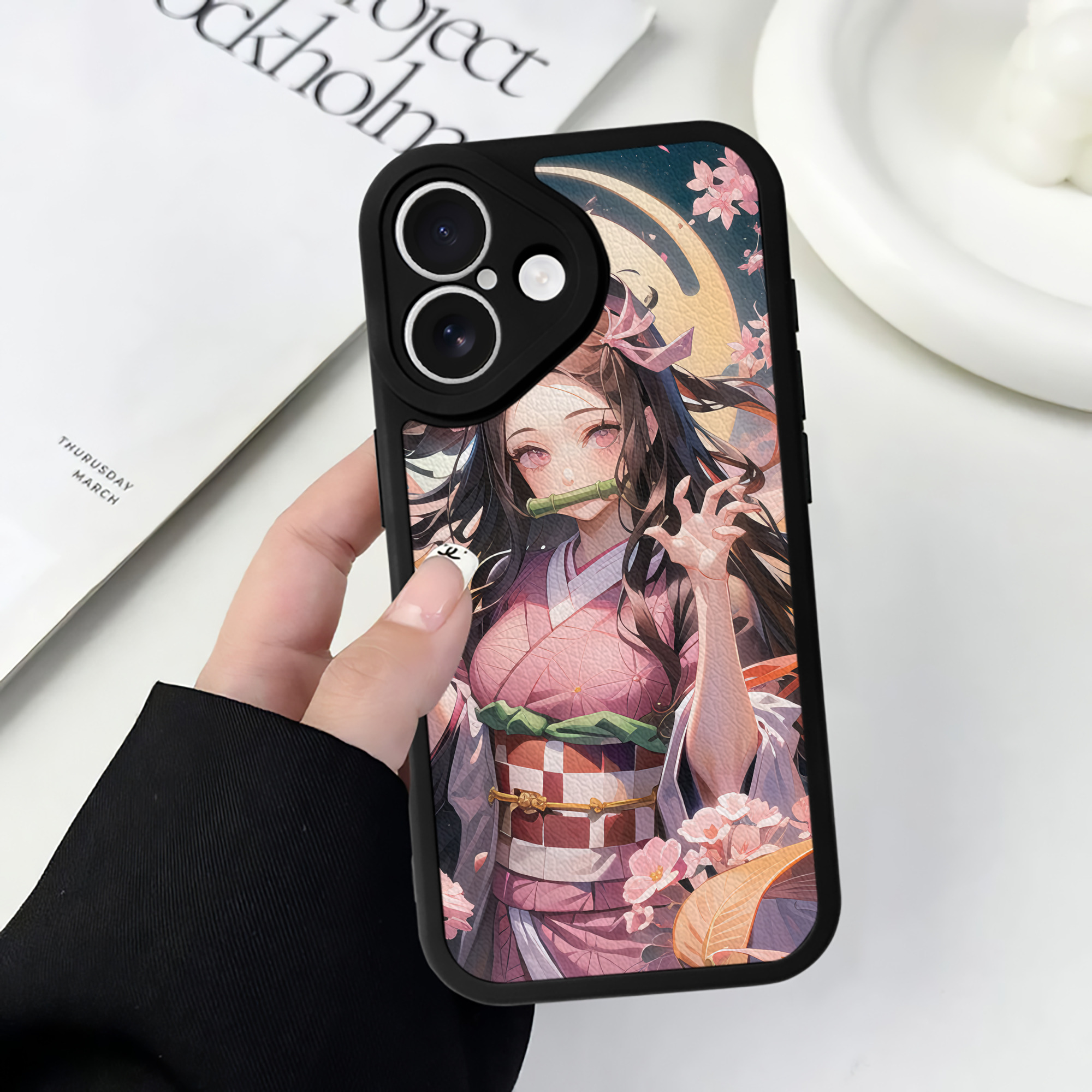 （画像用） 鬼滅の刃（きめつのやいば）竈門 禰󠄀豆子／かまど ねずこ Kamado Nezuko 【iPhone 16シリーズ対応】シリコンスマホケース（レザー調） 材質：シリコン